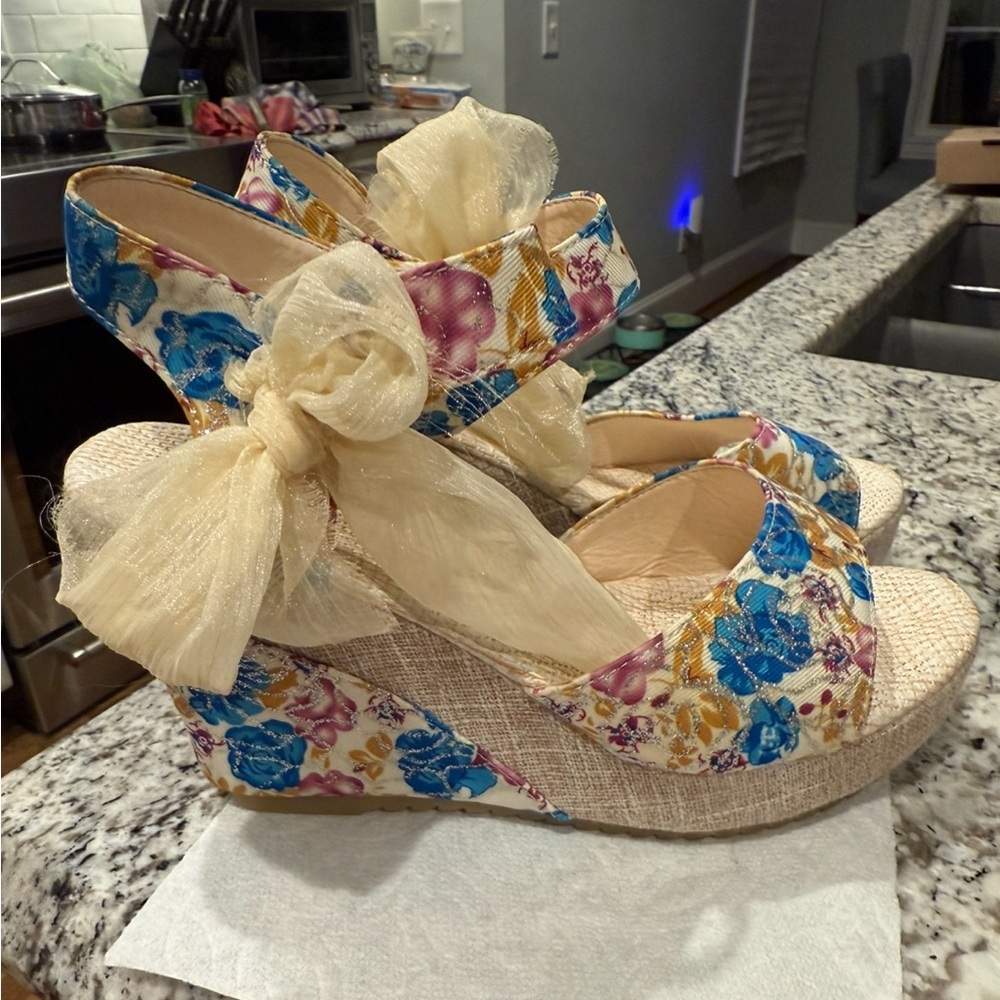 Floral heels, great condition! #floral #homecoming #prom #engagementpictures